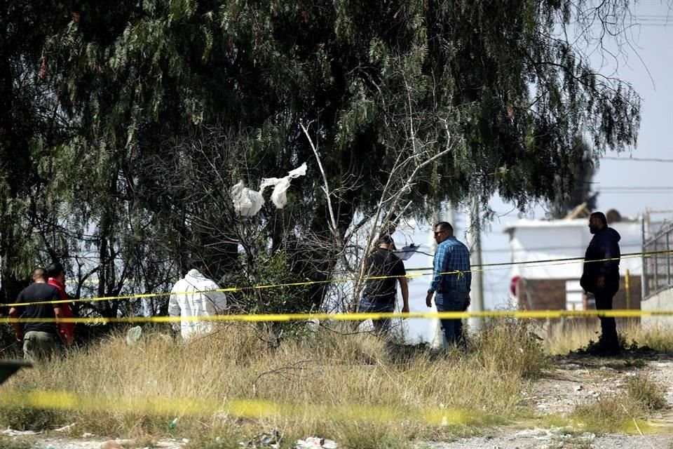 Peritos de la Fiscalía de Coahuila inspeccionan un lote baldío donde ayer fue encontrado el cuerpo de la bebé.