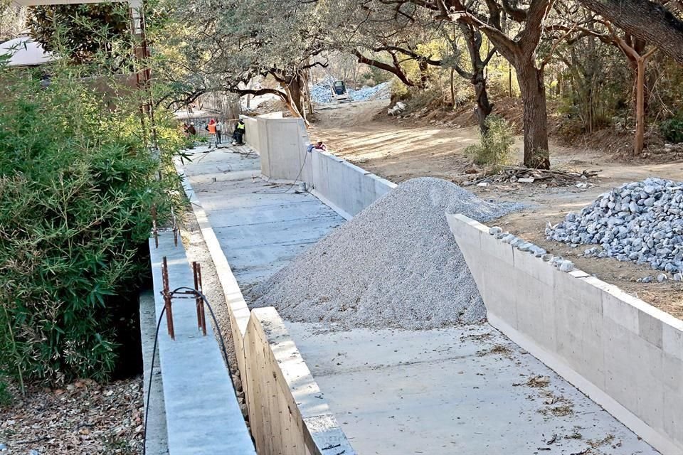 El canal que se construye en el predio de Montebello llevará el excedente de agua que baje de la montaña, aseguró Javier de la Fuente, Secretario de Desarrollo Urbano.