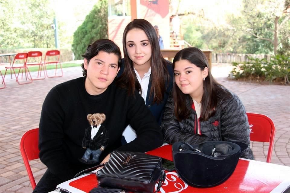 Mauricio González, Daniela Salazar y Natalia Noya