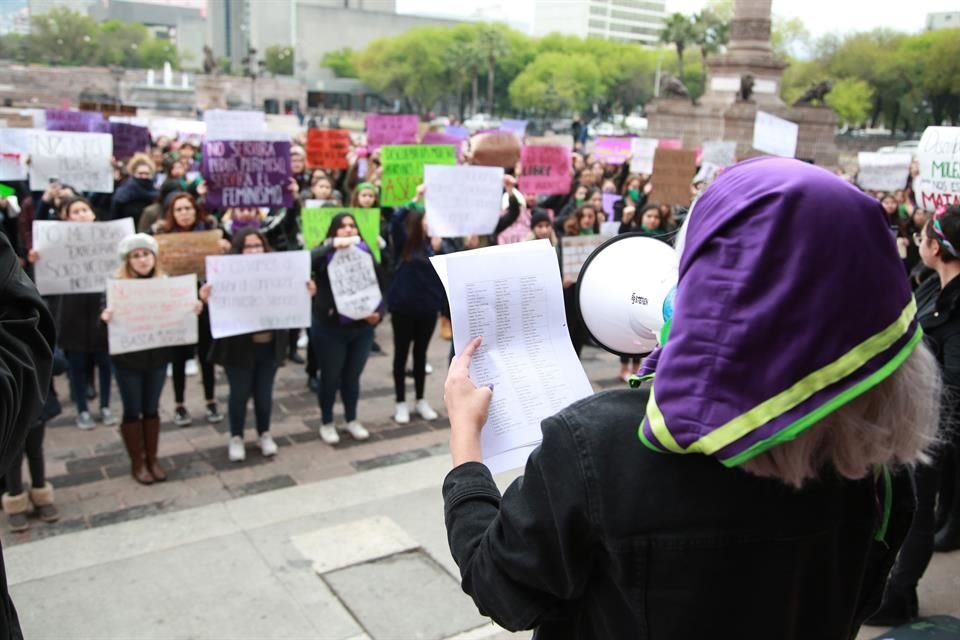 Mujeres participan en la Huelga Feminista #YoPorEllas, frente al Palacio de Gobierno de NL.
