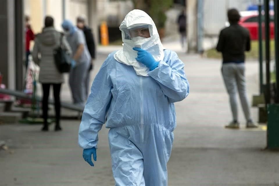 Un trabajador sanitario usa un traje protector en una clínica de enfermedades infecciosas en Zagreb, Croacia, país que acaba de registrar su primer caso de coronavirus.