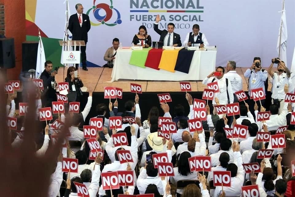 La asamblea se realizó en la Plaza de Toros Arroyo con la asistencia de delegados de 20 estados y con simpatizantes a los que les regalaron playeras, gorras y banderas.