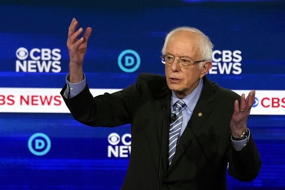 Bernie Sanders, puntero en la carrera demócrata, ha sido blanco en debate de críticas por su plan de salud y pasadas votaciones.