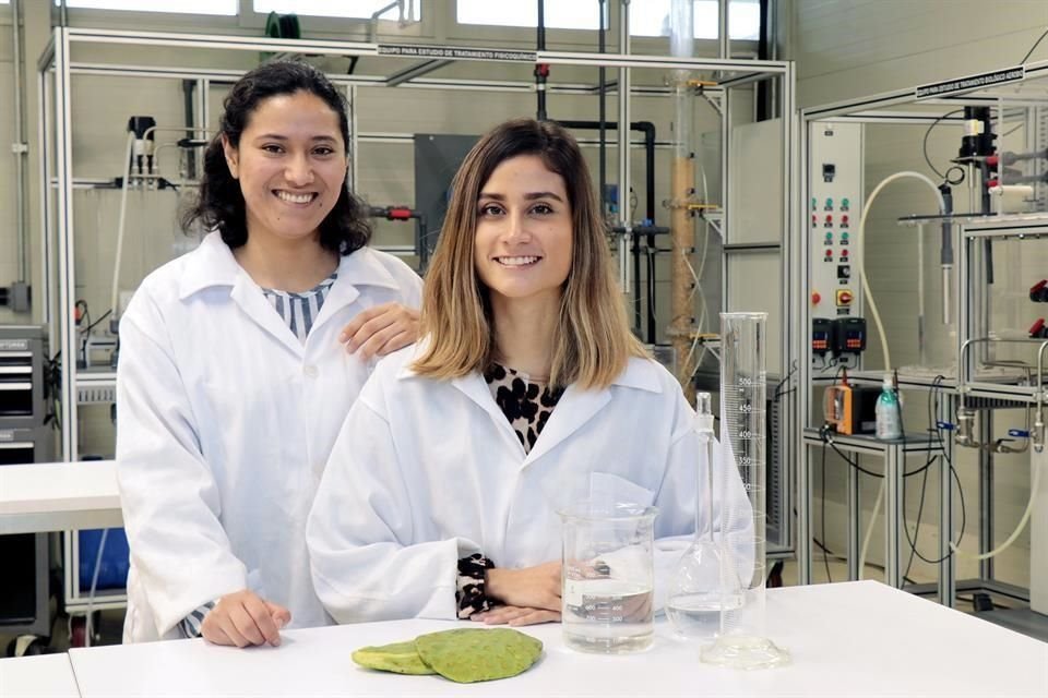 Mónica Oliva Torres y María de Lourdes Martínez, alumnas de Ingeniería Civil de la UDEM, crearon el supresor de polvos Opusdust.