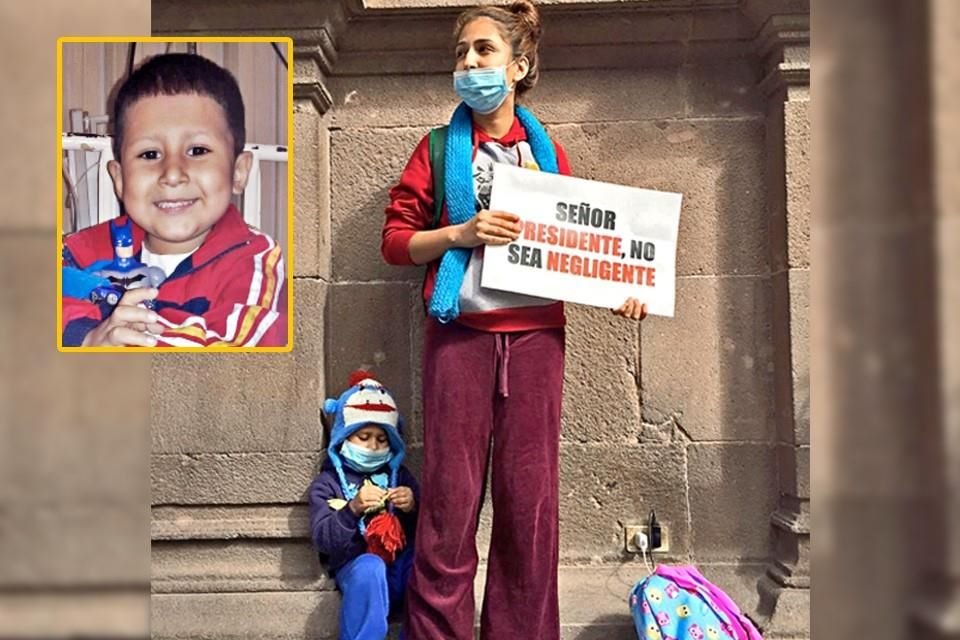 El 25 de octubre pasado (foto), Alexis y su madre participaron en una protesta pacífica para exigir medicinas para quimioterapias.