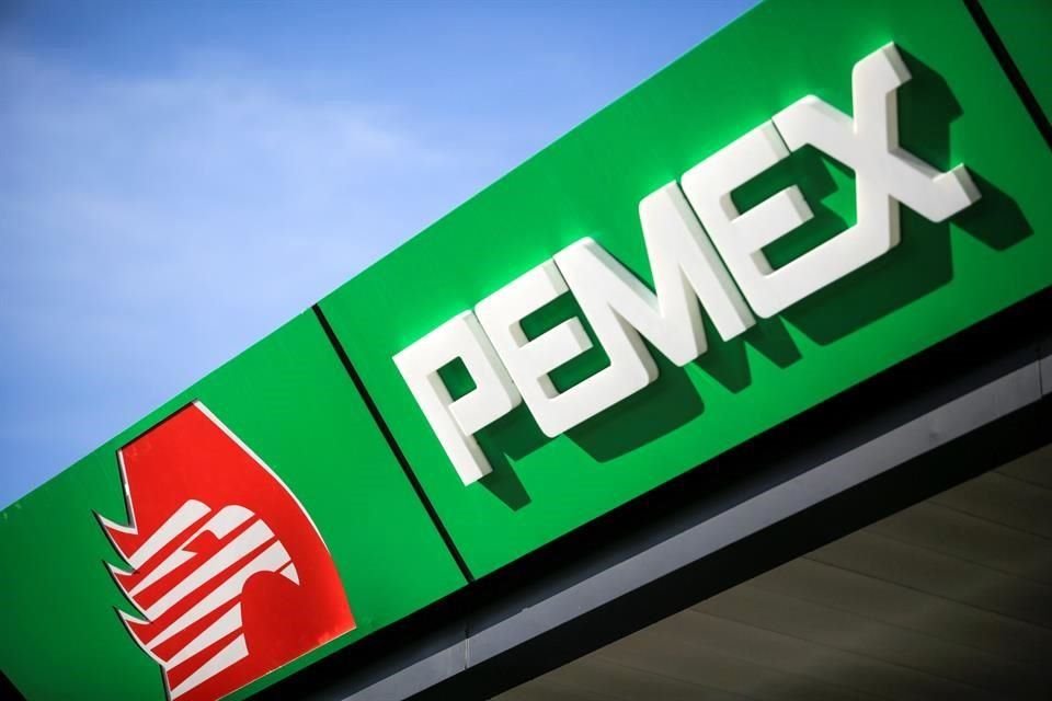Para S&P, los precios más bajos del petróleo para los próximos dos años pondrán en peligro el plan de negocios de Pemex.