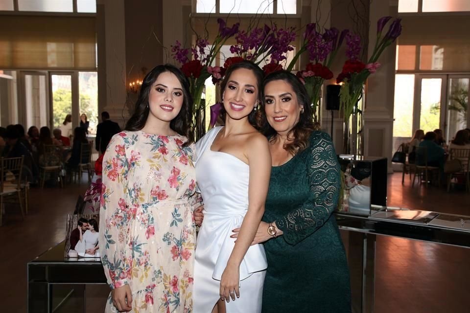Estefanía Nateras de González, Daniela Alejandra González Villarreal y Nelly Villarreal de González