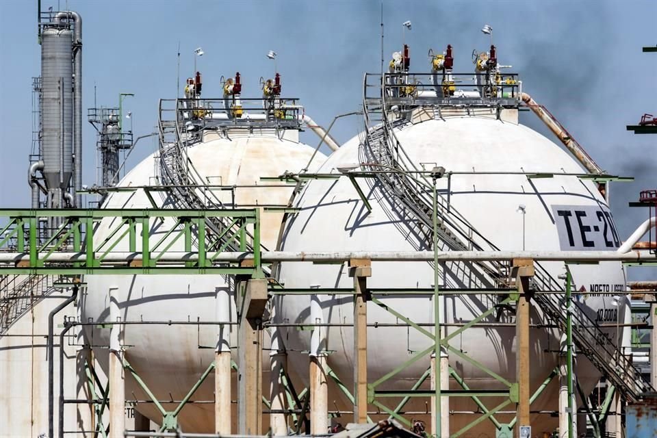 La actual capacidad de almacenamiento de Mxico, de 11 millones de barriles, equivale a unos seis das de produccin.