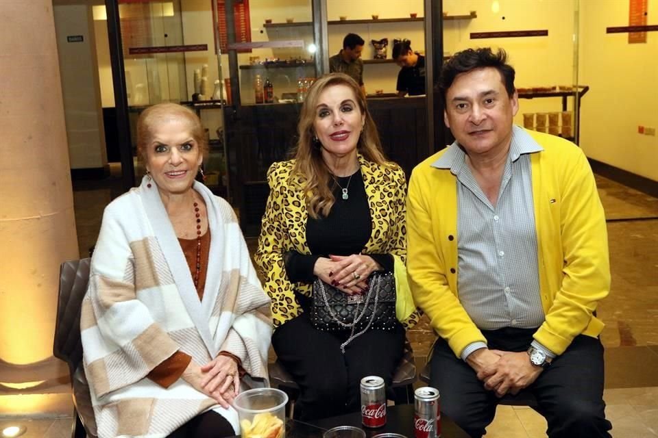 Rosy Cabrera, Esther Assad de Bichara y José Farías
