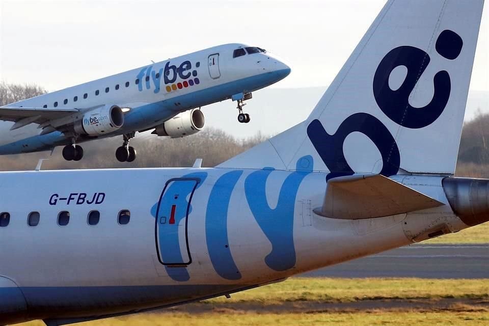 La aerolínea británica Flybe, que llevaba meses en en problemas finacieros, anunció su quiebra; crisis de coronavirus precipitó su caída.