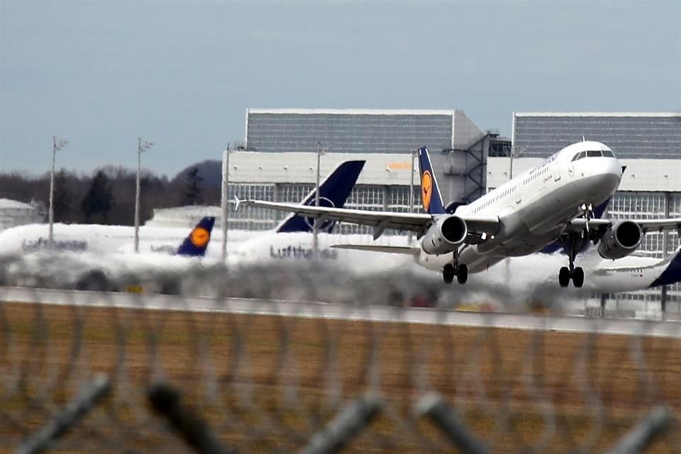 Lufthansa y sus filiales  dejarán en tierra 150 aviones de los 750 que tienen operativos normalmente a causa del coronavirus.