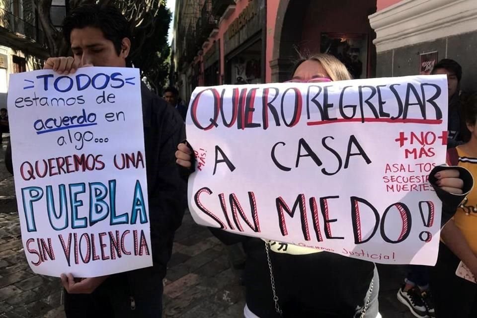 Estudiantes marcharon en la ciudad Puebla para exigir seguridad y justicia.