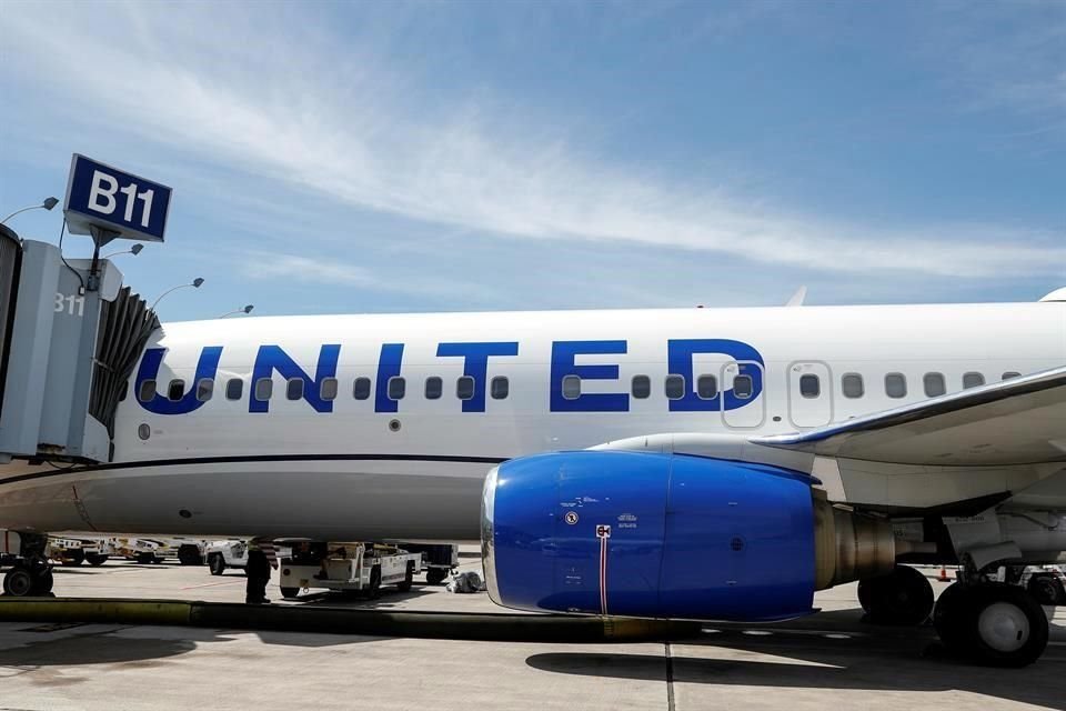 United Airlines aseguró que el pasajero en cuestión no presentaba fiebre y aseguraron que simplemente presentaba un cuadro de alergia.