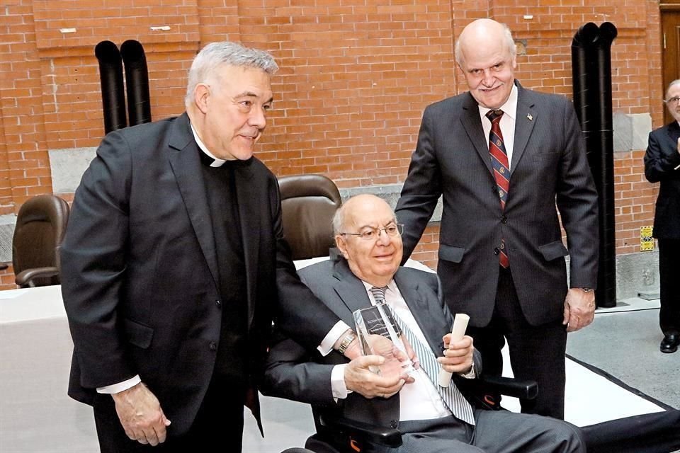Padre Robert Sirico y Alejandro Chafuen junto a Alejandro Garza Lagüera