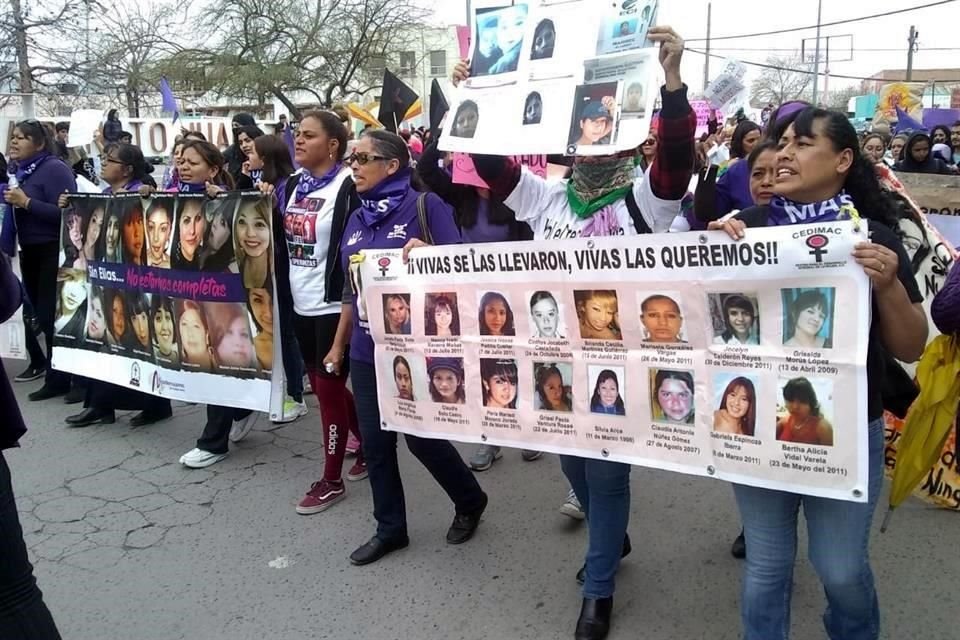 En Ciudad Juárez, las mujeres se manifestaron en las calles de la ciudad y, ante la concentración frente al Puente Internacional Paso del Norte, autoridades cerraron el cruce temporalmente.