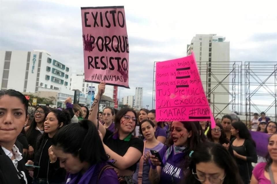 Concentración de mujeres previo al inicio de la marcha en el Boca del Río, desde donde el colectivo Brujas del Mar convocó al paro del 9M.