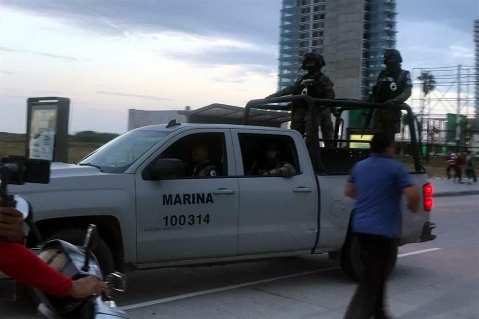Elementos de la Marina patrullaron para vigilar la marcha.