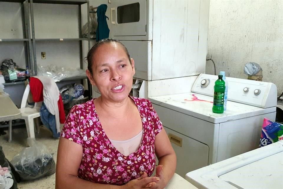 Mientras doblaba ropa en una lavandería en Av. Cuauhtémoc, en el Centro, Mercedes Tovar explicó porqué acudió a trabajar: 'Mi trabajo no me violenta, el que me violentaba era mi primer esposo'.