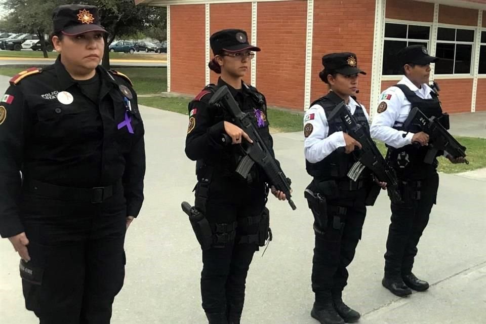 Mujeres policías de Fuerza Civil laboraron en su turno con normalidad en el cuartel en Escobedo.