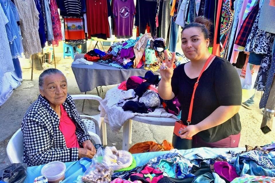 Perla Gómez atendió un puesto de ropa de segunda mano con su suegra María Vázquez, en el mercado rodante de Eloy Cavazos y Serafín Peña, en Guadalupe. 'No tengo un marido millonario', dijo.