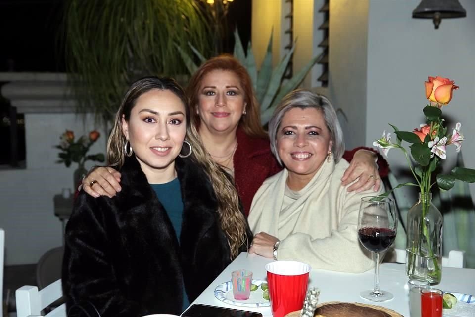 Mary Paz Segura, Patricia Olvera y Adriana García