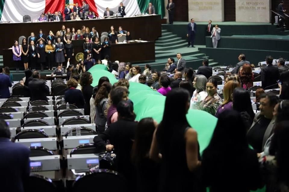 En la Sesión Solemne por el Día Internacional de la Mujer, privaron los cuestionamientos al presidente López Obrador.