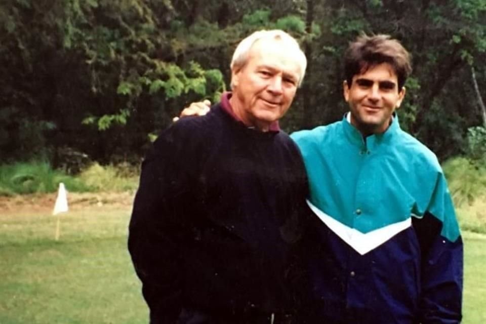 Ricardo Samar compartió esta fotografía del<br>recuerdo que se tomó con<br>Arnold Palmer, considerado como uno de los mejores golfistas de todos los tiempos, a<br>quien le apodaban 'The King'.
