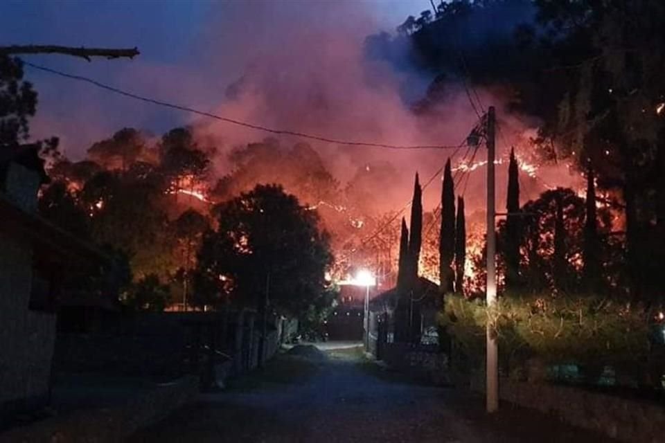 El incendio forestal registrado en la Sierra de Santiago ha consumido 20 hectáreas, y se tiene un control del 30 por ciento.