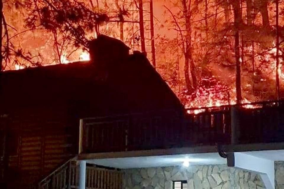 En imágenes compartidas en redes sociales se aprecia que las llamas estaban a punto de alcanzar las cabañas del lugar.