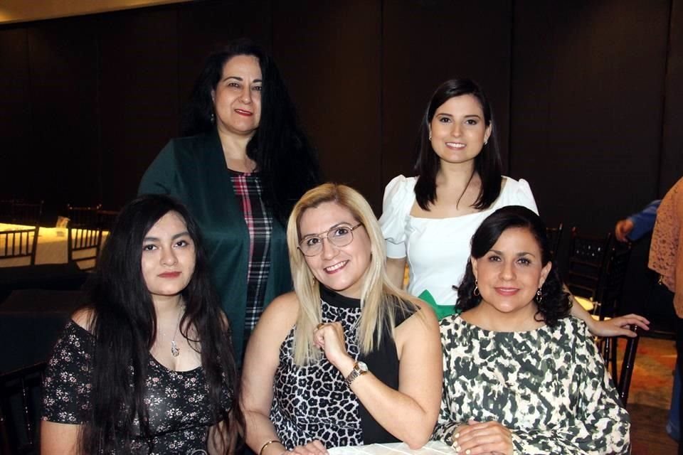Anya Villanueva, Ericka Viveros, Mary Tere Cobas, Victoria Cobas y Josefina Sánchez