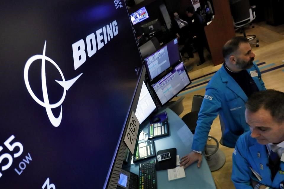 Las acciones de Boeing cayeron un 24 por ciento en el 'lunes negro'.