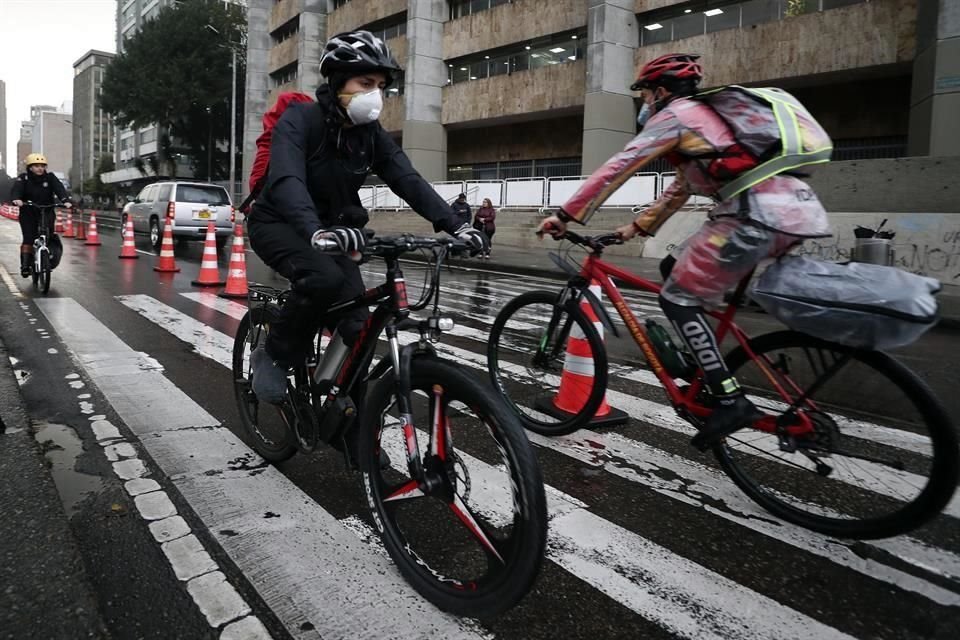 Personas en Bogotá utilizan bicicletas en las vías ajustadas para el uso de bicicletas en la ciudad.