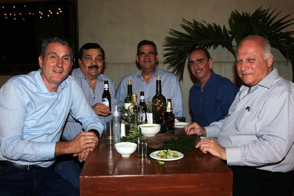 Humberto Pifferi, Roberto Sáenz, Alex Thaeissen, Gerardo González y Fidencio Ruiz