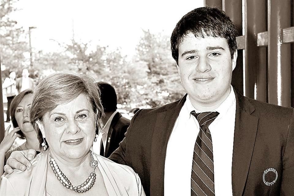 Su hijo Alberto Welsh Hernández con Esperanza Hernández de Welsh, en el 2012