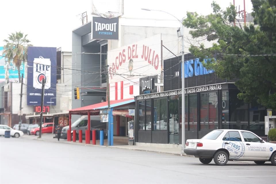 Decenas de negocios en plazas comerciales de San Pedro se encontraron ayer cerrados ante la escasa afluencia de personas debido a la emergencia del Covid-19.