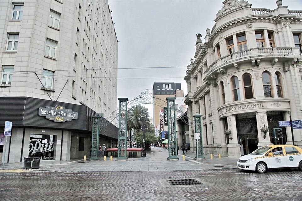 La calle Morelos, que tradicionalmente luce abarrotada de paseantes y compradores, quedó semivacía por la cuarentena provocada por el coronavirus en la Ciudad.