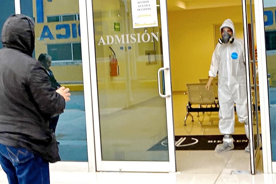 En el Hospital de Alta Especialidad y Medicina Avanzada, dentro del HU, personas acuden a la prueba del Covid-19.