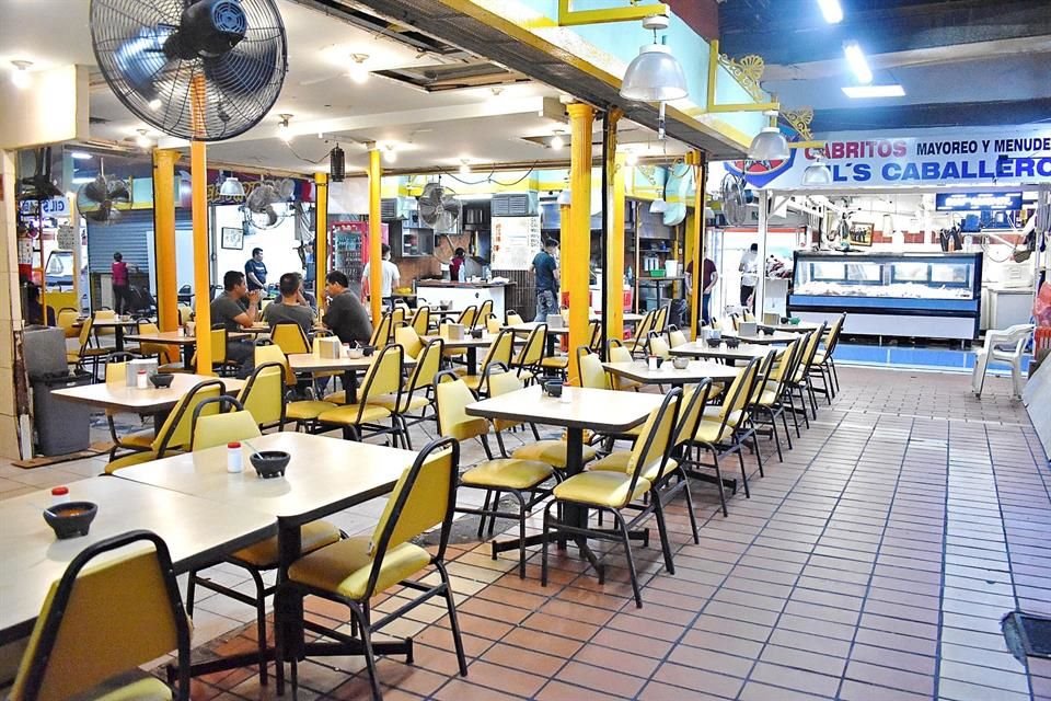 Los restaurantes ubicados en el interior del Mercado Juárez se han visto afectados por la poca afluencia de clientes provocada por la cuarentena.