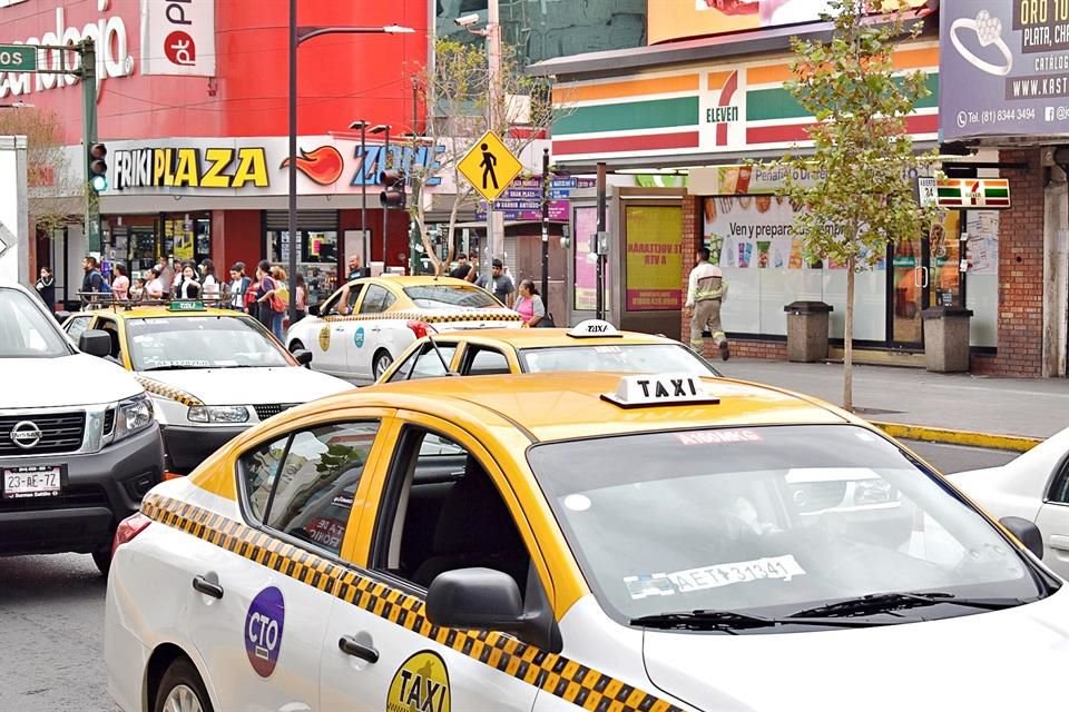 En el centro de Monterrey se pueden ver gran cantidad de taxis desocupados.