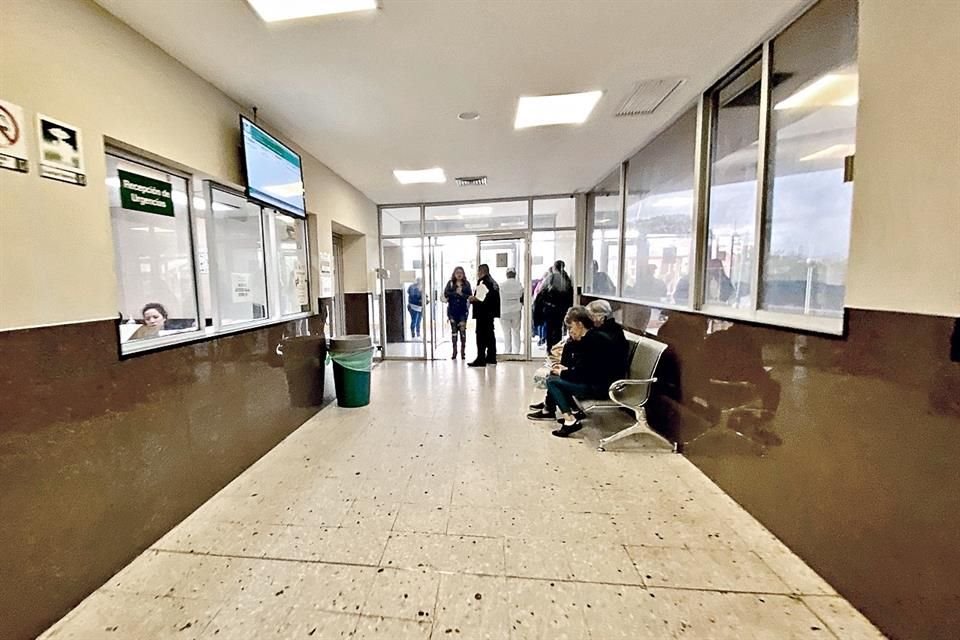 En Urgencias del Hospital de Zona 33 del IMSS se indicó a la gente que no tocara ni las paredes para evitar contagios.