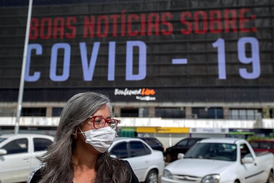 Un panel gigante anuncia noticias sobre el COVID-19 este lunes, en Brasilia.