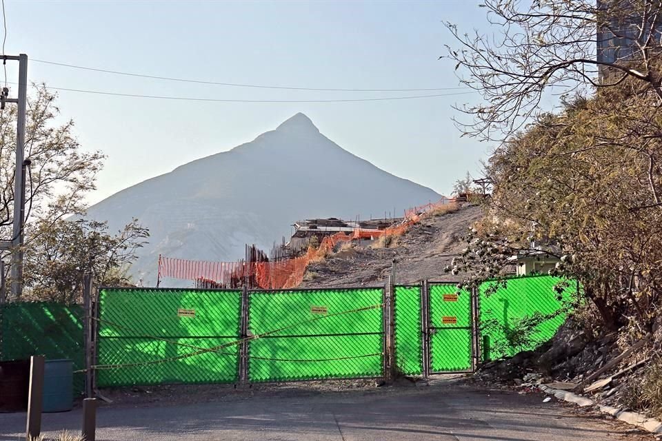 Protección Civil del Estado recomendó terminar la obra para eliminar el riesgo de que se desprendan materiales del inmueble que se encuentra sobre la Loma Larga, en Fuentes del Valle.