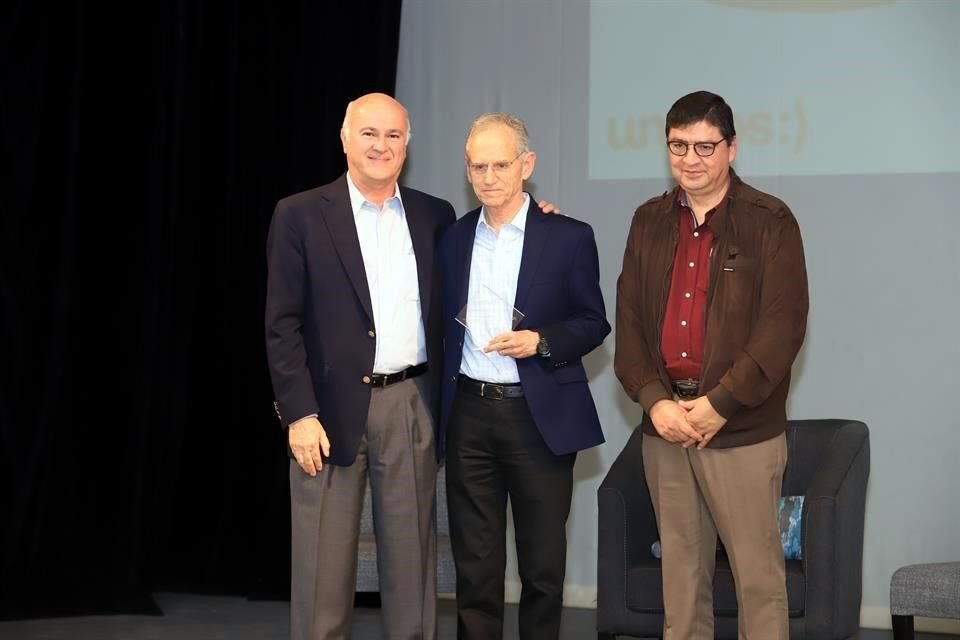 Luis Lauro González hace entrega de un reconocimiento a Carlos Mijares y Germán Hernández de Fomento Moral y Educativo