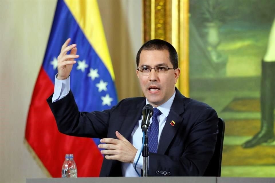 El Canciller de Venezuela, Jorge Arreaza, acusó a EU de operar una 'nueva modalidad de golpe de Estado' por presentar cargos contra Nicolás Maduro.