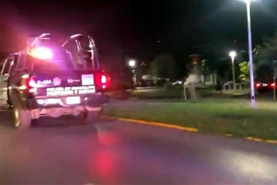 En un video se observa que dos patrullas realizan rondines por un parque de la Colonia Las Américas, exhortando a los ciudadanos a no presentarse en lugares públicos y quedarse en sus casas.