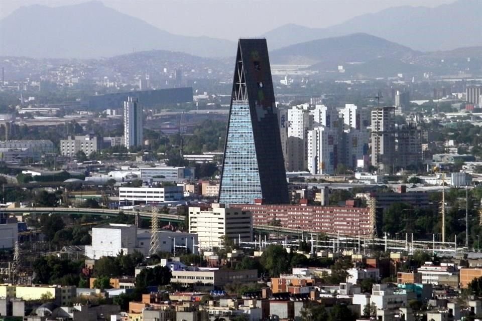 La Torre Insignia tiene una forma de prisma triangular y fue hecho con concreto reforzado, aluminio y acero; tiene una tecnología de amortiguadores sísmicos.