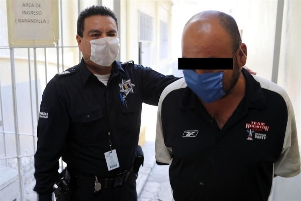 Policías municipales y del Estado ponen cubrebocas y gel antibacterial a los detenidos ante la amenaza del coronavirus.
