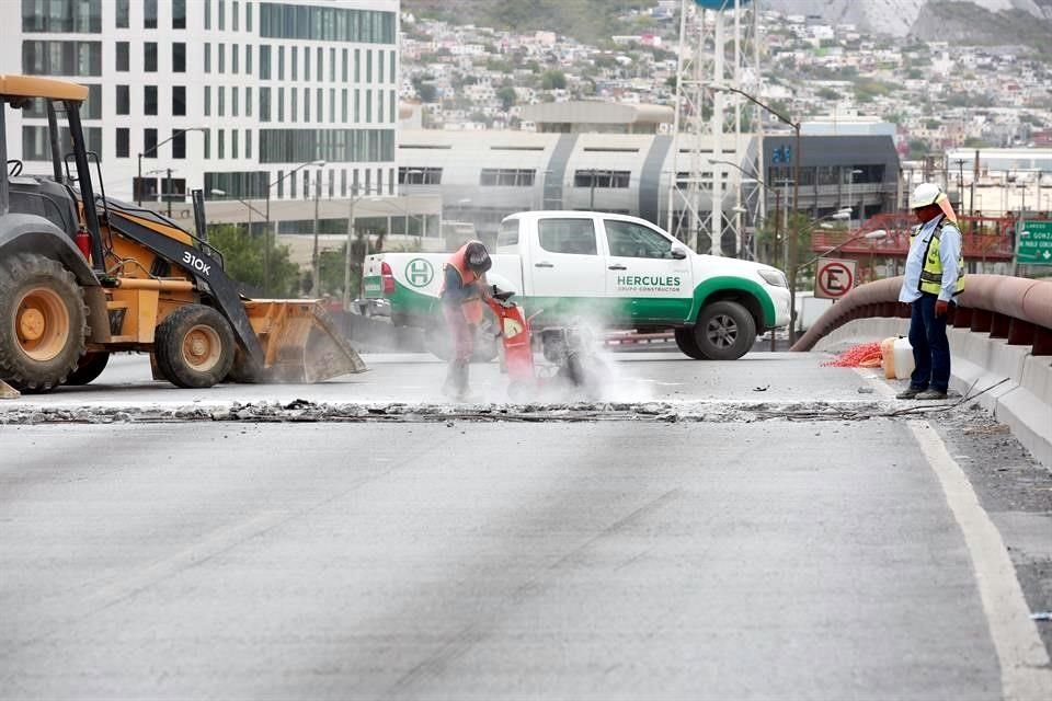Trabajadores retiraron el pavimento dañado del puente de Díaz Ordaz y 20 de Noviembre.