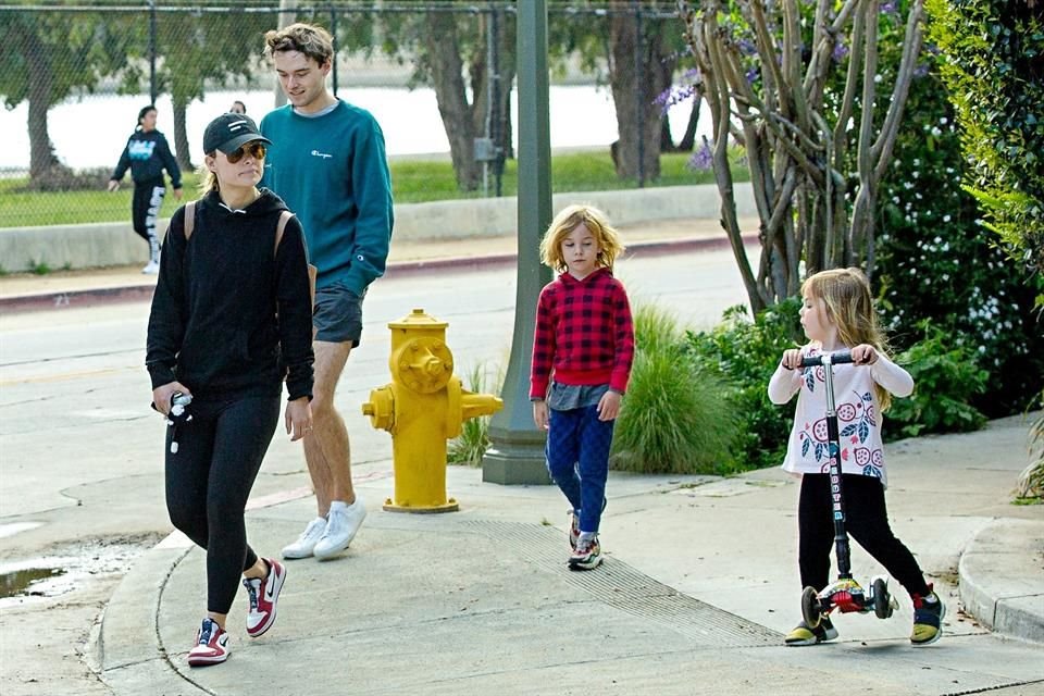 Olivia Wilde llevó a sus hijos al parque, un día después de que el gobernador de California pidiera a todos quedarse en casa.