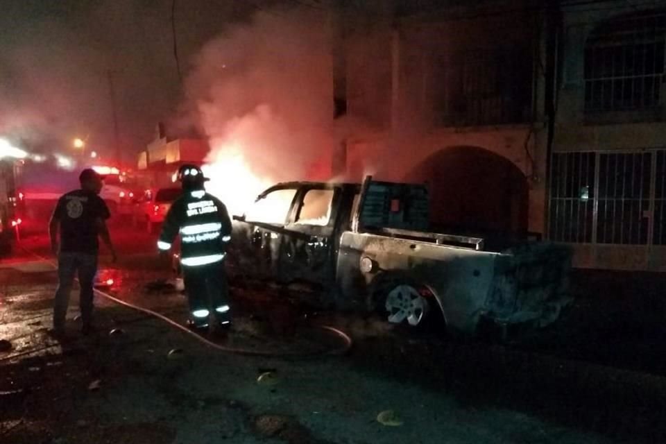 Bomberos tuvieron que intervenir para sofocar las llamas que consumieron una patrulla y una camioneta, tras el enfrentamiento a balazos.